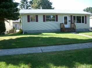 1623 8th Ave N, Grand Forks, ND 58203
