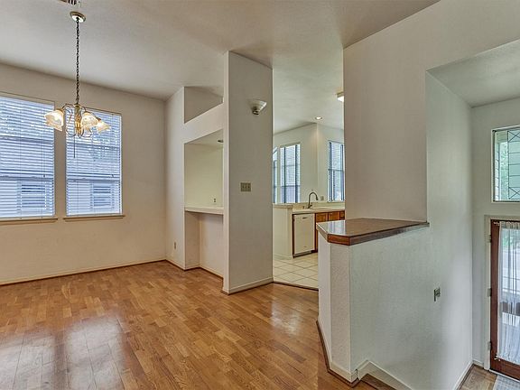 5th image of 30 Shallow Pond Pl