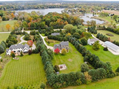 993 N Dousman Rd, Oconomowoc, WI, 53066