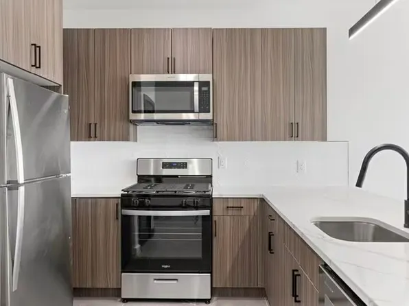 130-132 Mallory Avenue image 2 of 12