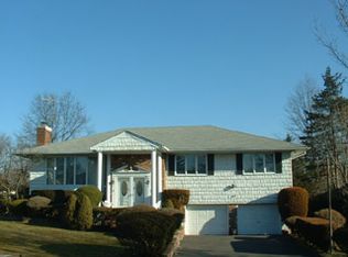 283 Robby Ln, New Hyde Park, NY 11040