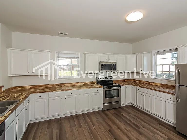 1719 Everett St — Photo 6