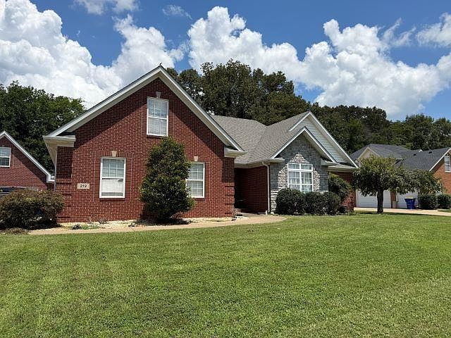 1st image of 212 Oakridge Way
