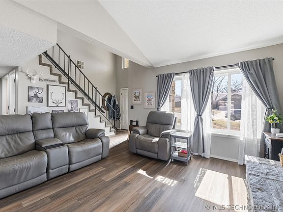 5th image of 7209 S Peach Ave