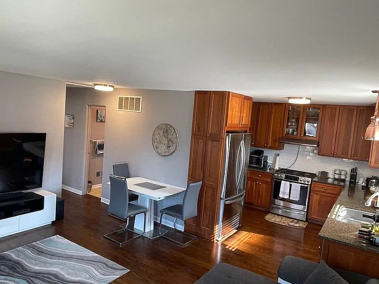 315 N School St — Photo 27