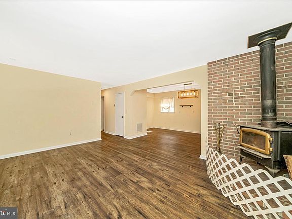 5th image of 923 Klees Mill Rd