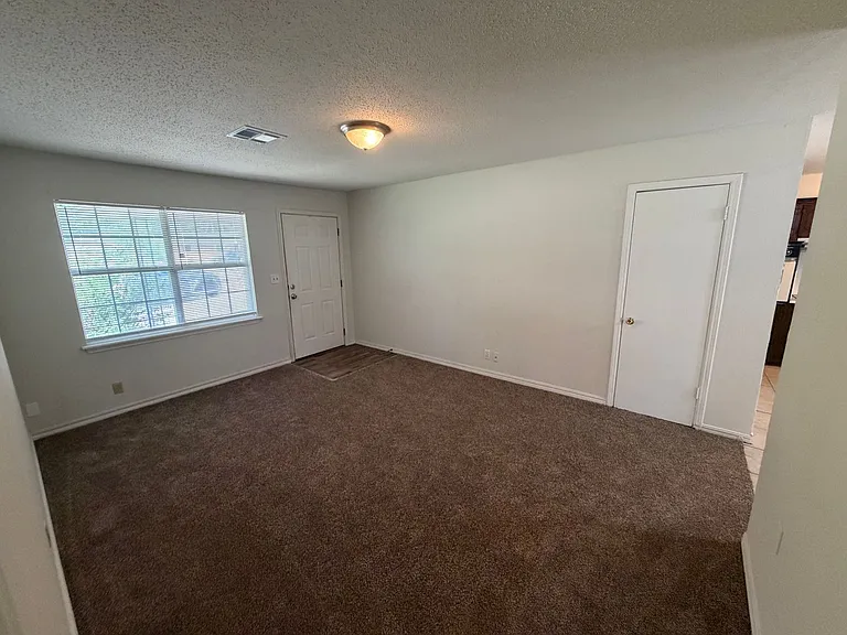 1011 Raleigh Cir — Photo 5