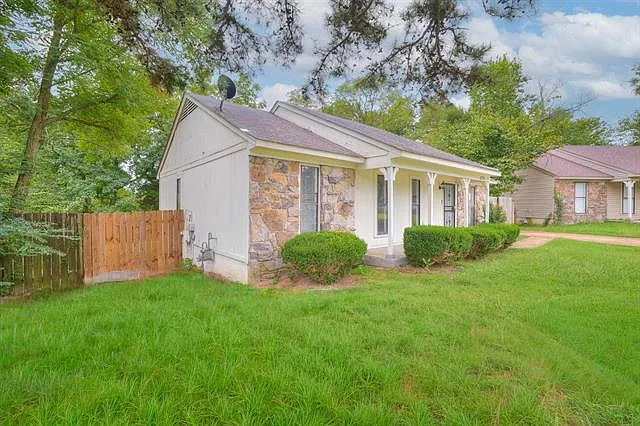 3 bed, 2.0 bath, 1120 sqft, $1,400 — Photo 2