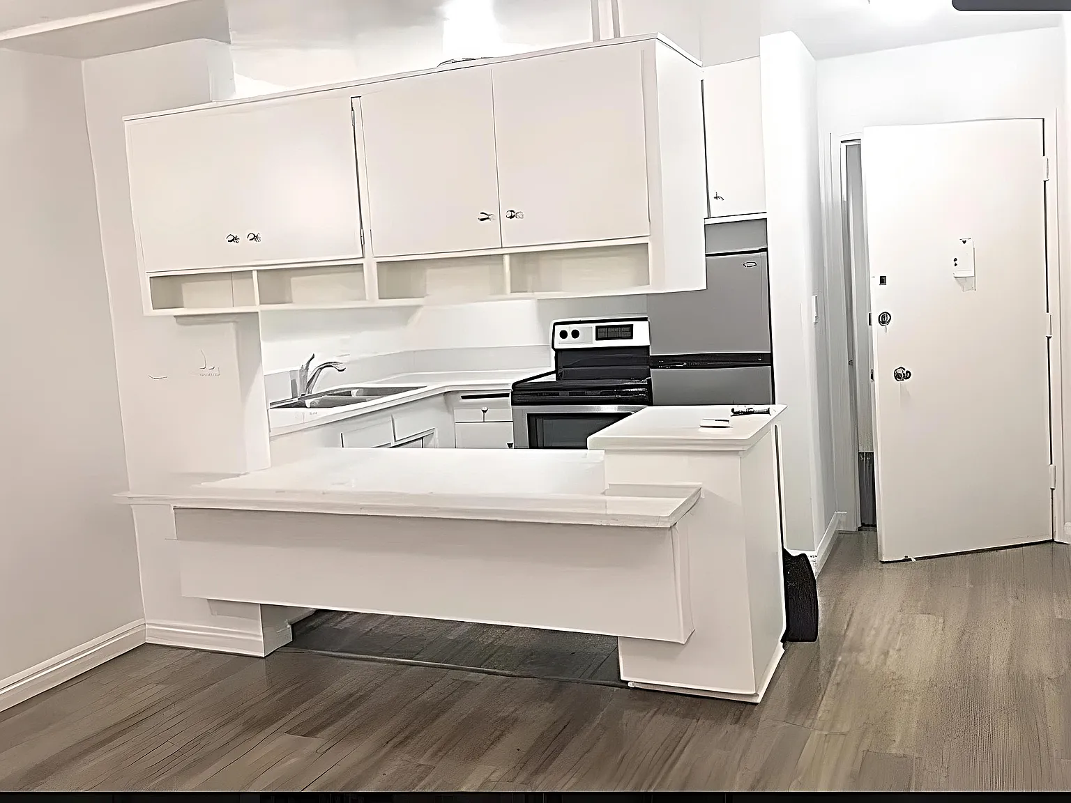 435 S Mariposa Ave — Photo 2