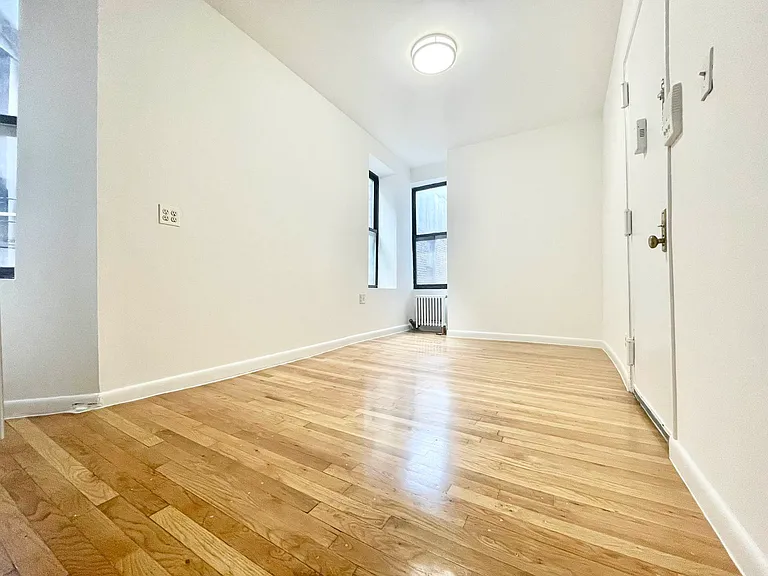 640 E 14th St #19 — Photo 2