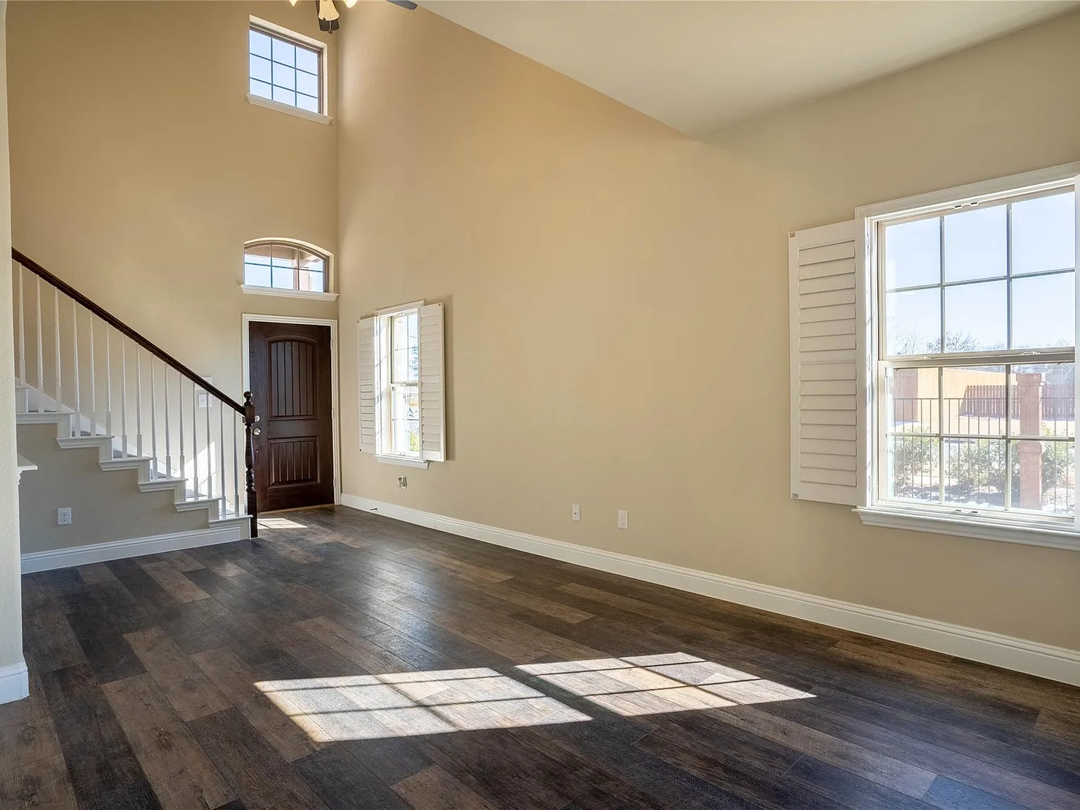 3 bed, 2.5 bath, 1926 sqft, $1,950 — Photo 2