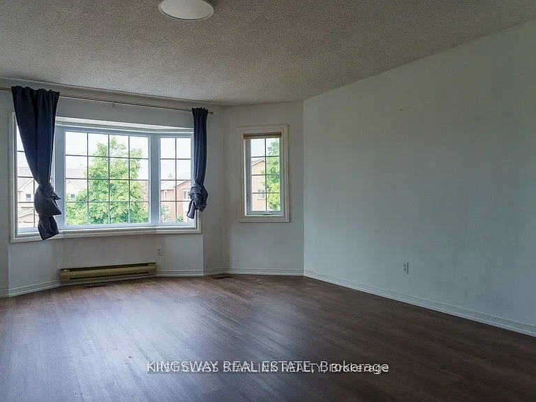 1048 Charminster Cres — Photo 9