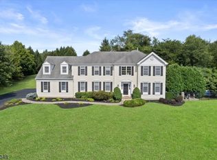 14 Midvale Dr, Pittstown, NJ 08867
