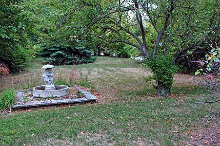 extra lot! with fountain.