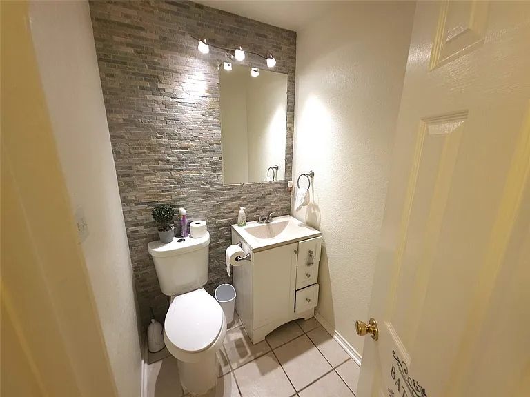 1600 Hollow Tree Blvd — Photo 10