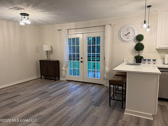 5th image of 958 Watkins Pl