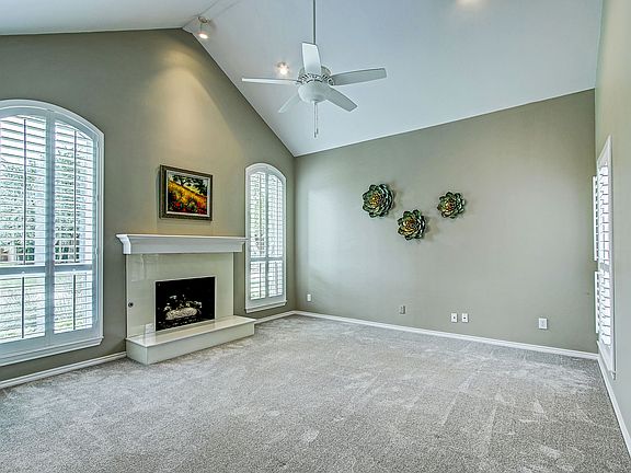 05-LivingRoom.jpg