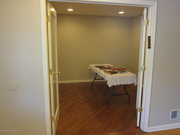 5th image of 23 N Crest Pl