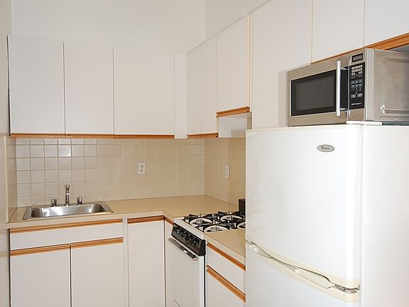 5th image of 131 E 35th St APT 2