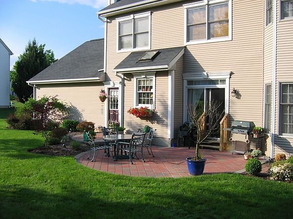 WONDERFUL PAVER PATIO FOR ENTERTAINING