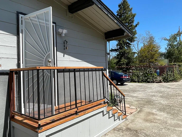 Sycamore Ave — Photo 1