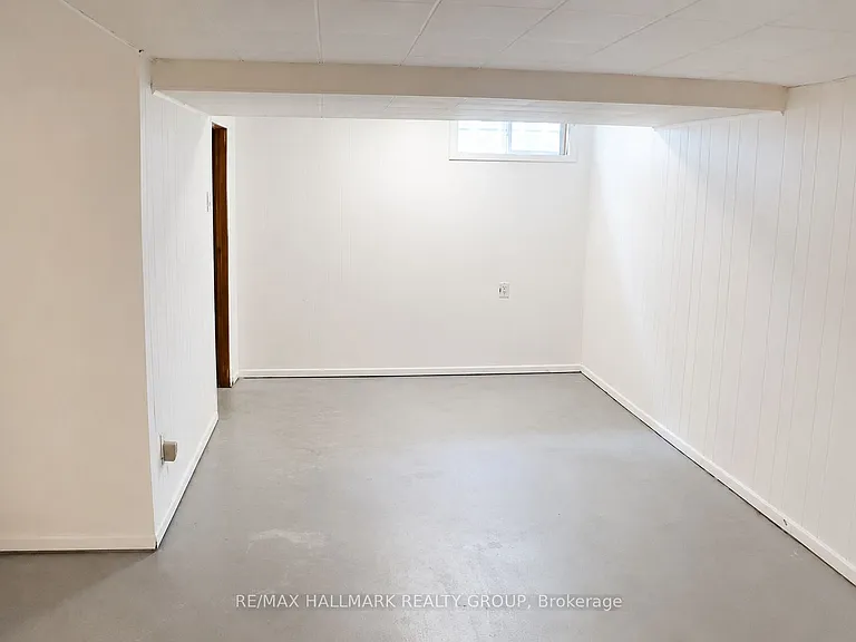 1374 Perez Cres — Photo 12