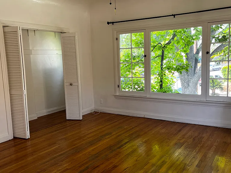 222 N Chevy Chase Dr #5 — Photo 3
