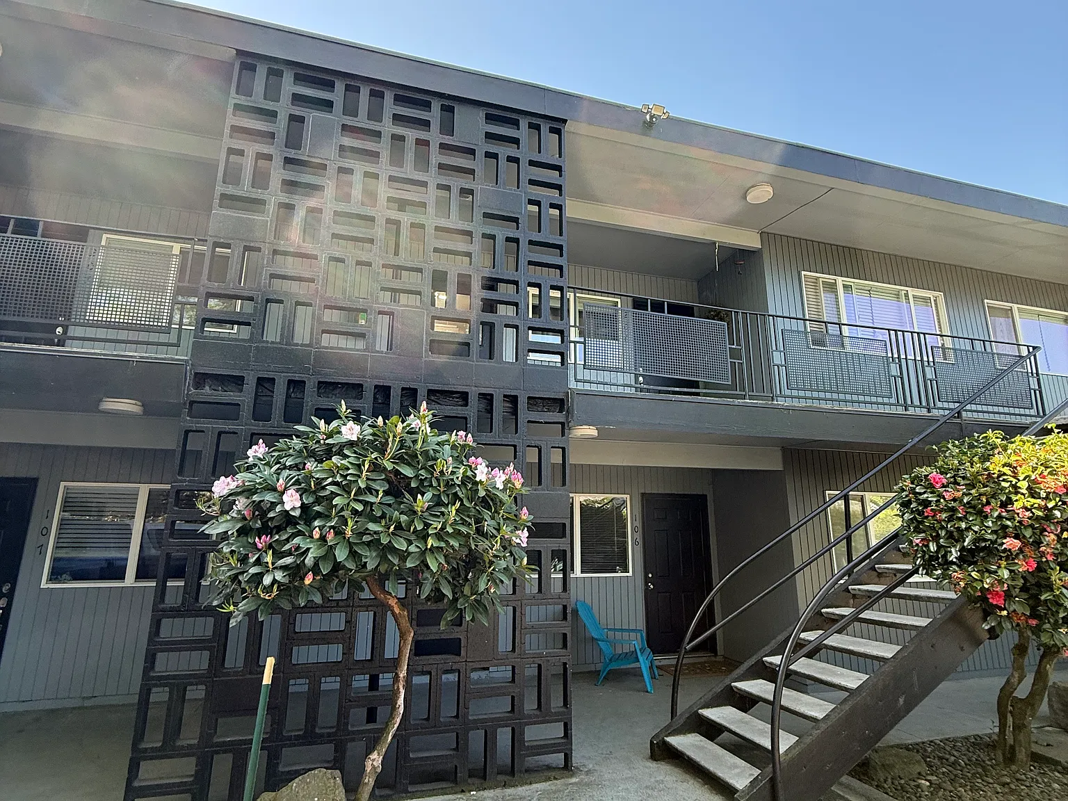 Hall Court Apartments — Photo 1