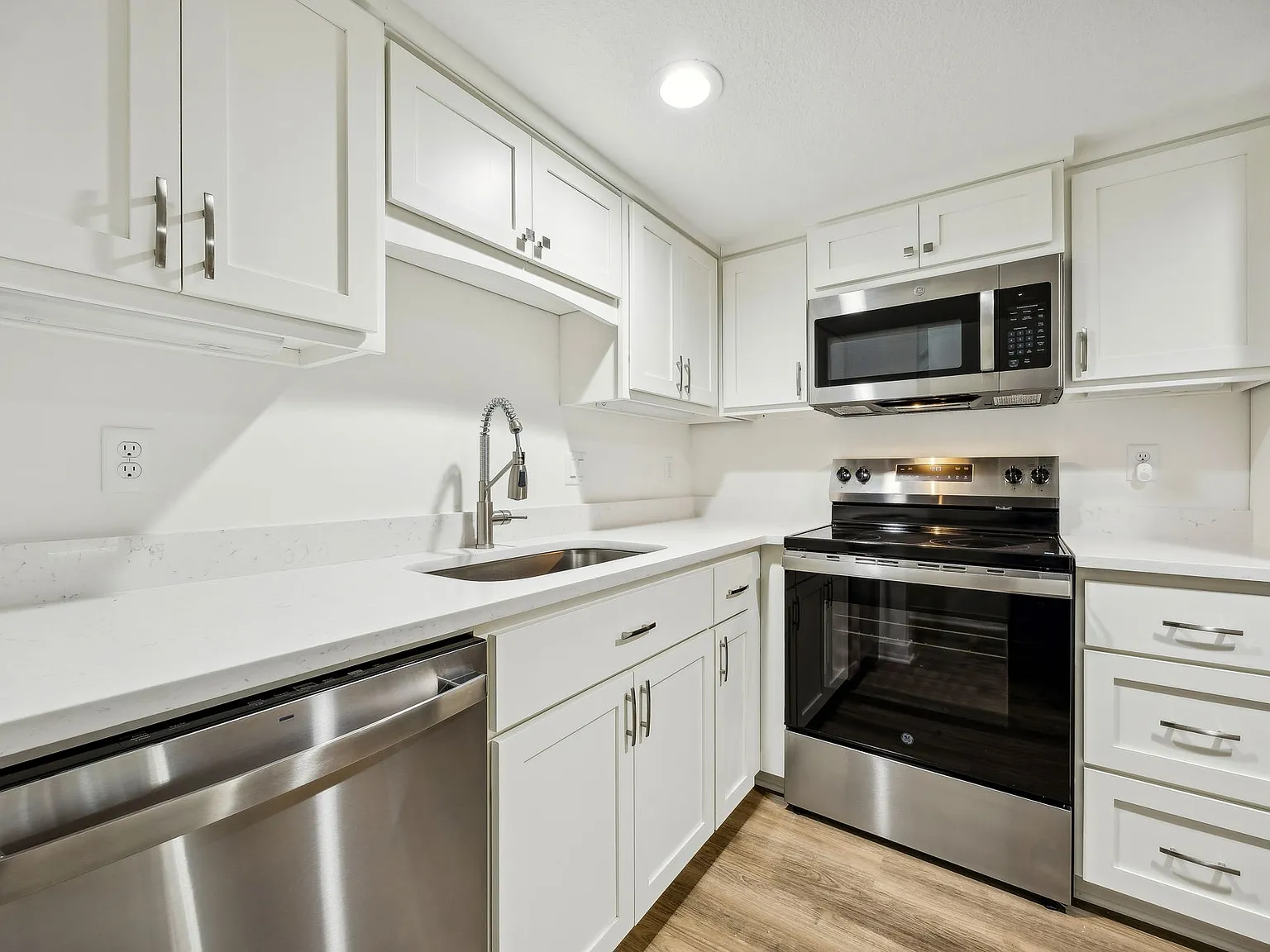 2 bed, 1.5 bath, 1100 sqft, $1,500 — Photo 3