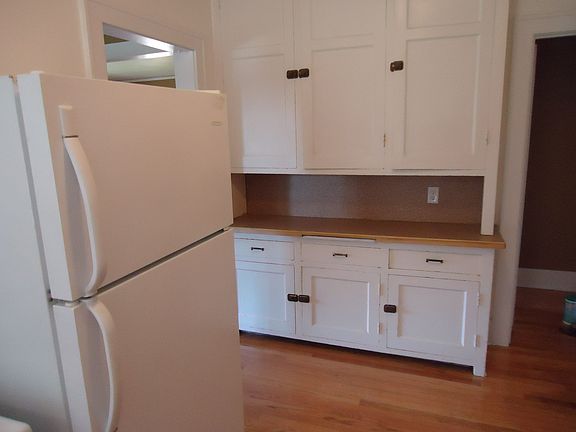 3rd image of 3532 Dewey Ave