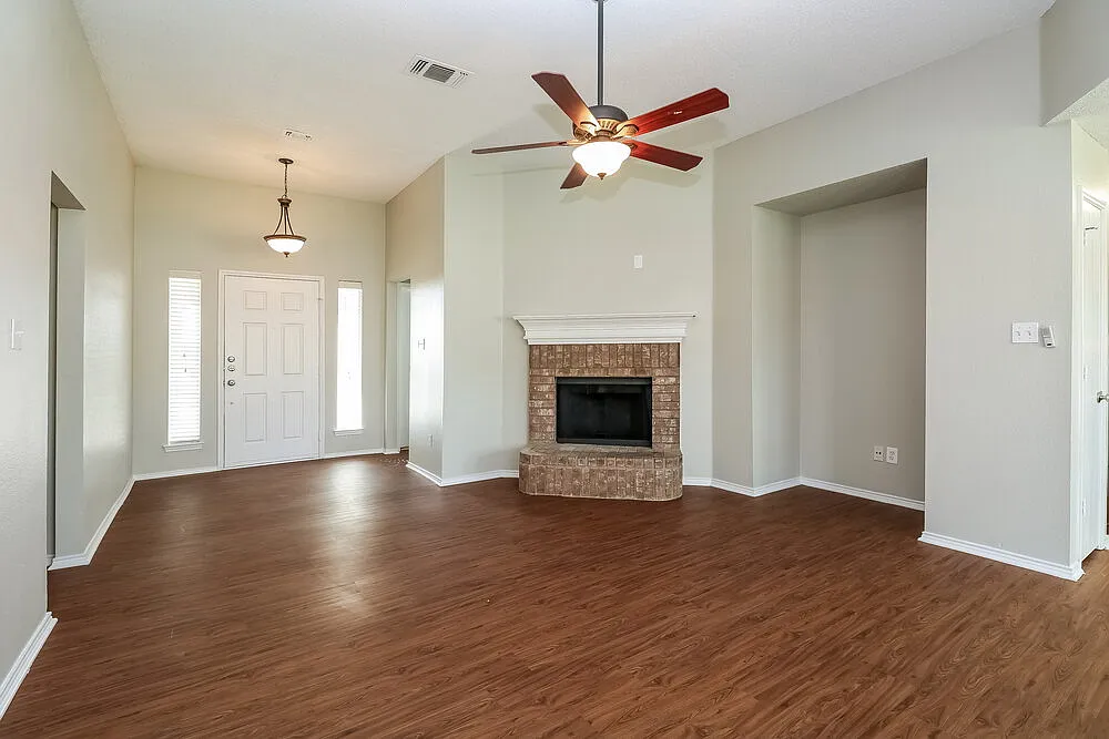 4 bed, 2.0 bath, 1561 sqft, $2,125 — Photo 2