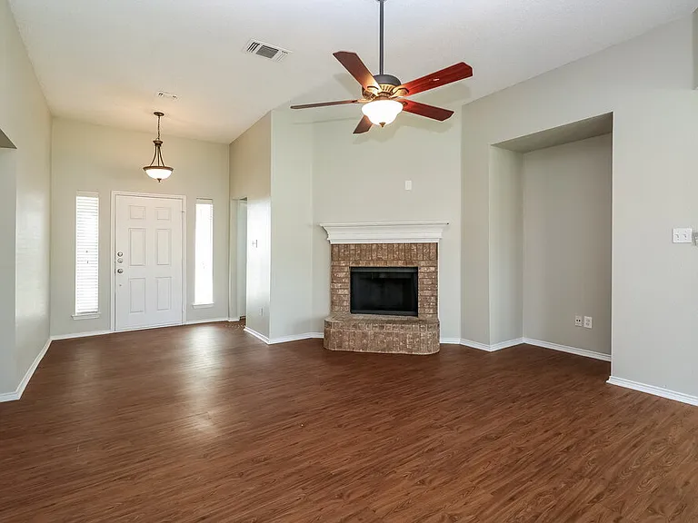1012 SW Hillside Dr — Photo 2