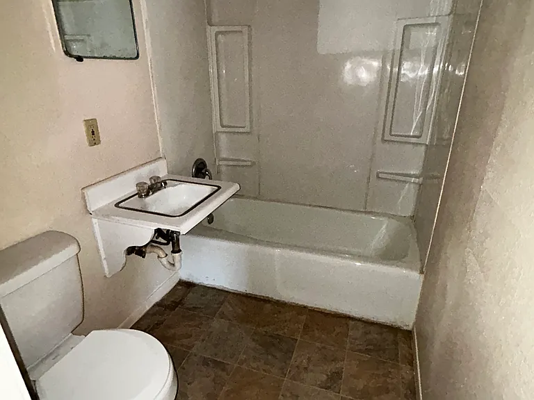 2190 S Walker Ave #4 — Photo 4