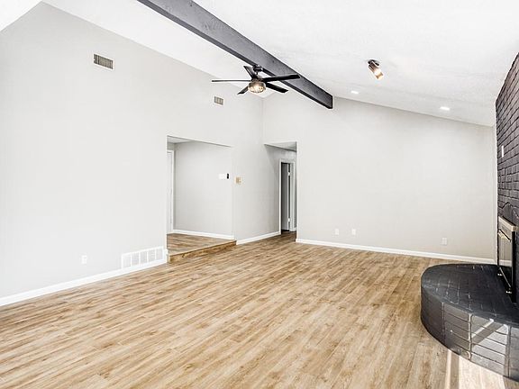 3rd image of 1802 Hillcrest Dr