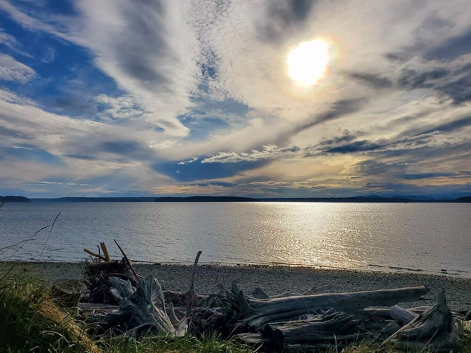 Beautiful picture of the sunset at nearby Alki Beach taken by our very own Onsite Assistant, Dana Sheppard!
