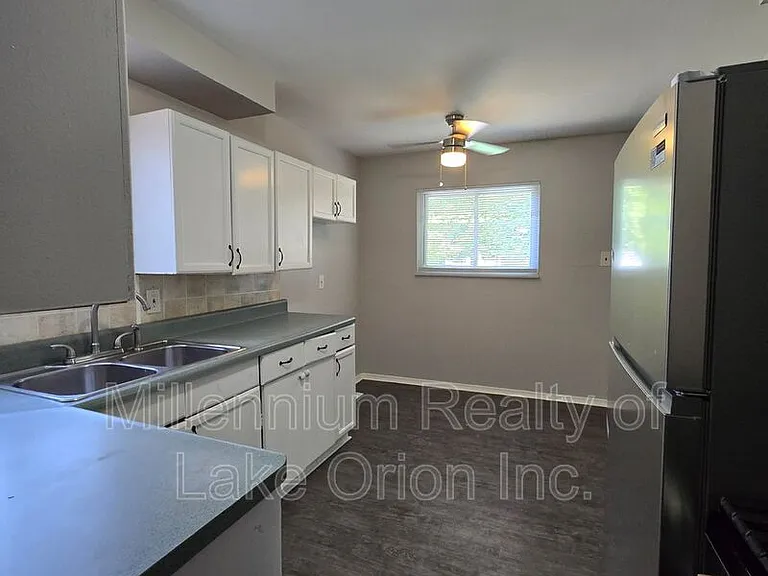 749 Stanley Ave — Photo 6
