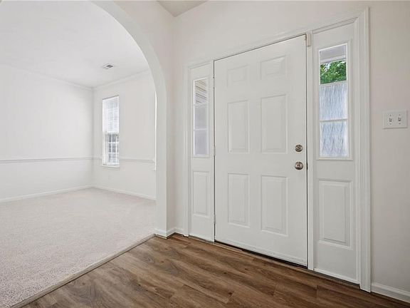 4th image of 492 Shakespeare Dr