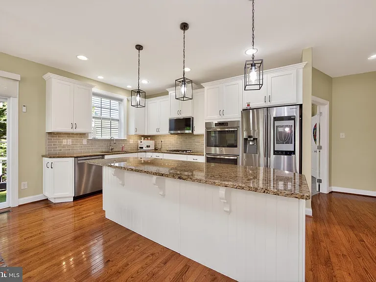 121 Shilling Ave — Photo 18