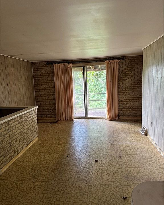 2nd image of 1042 Hays Ln