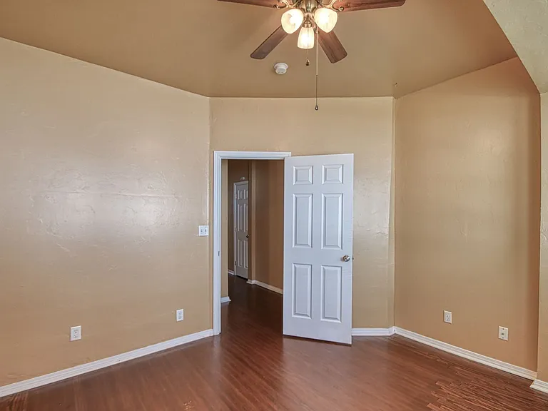 464 College Ave — Photo 27