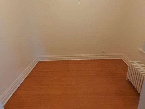 Front bedroom (off of livingroom)