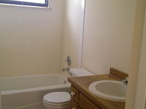 4th image of 1426 Hollyhock St