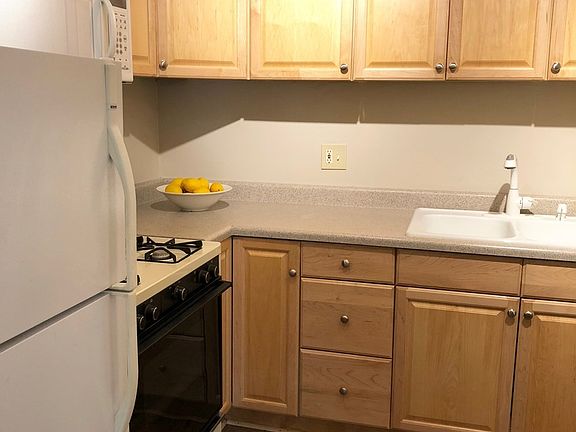 5th image of 16W525 Lake Dr APT 203A