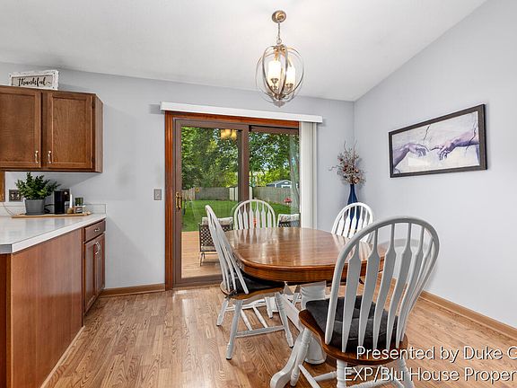 3rd image of 3232 Brook Trl SE
