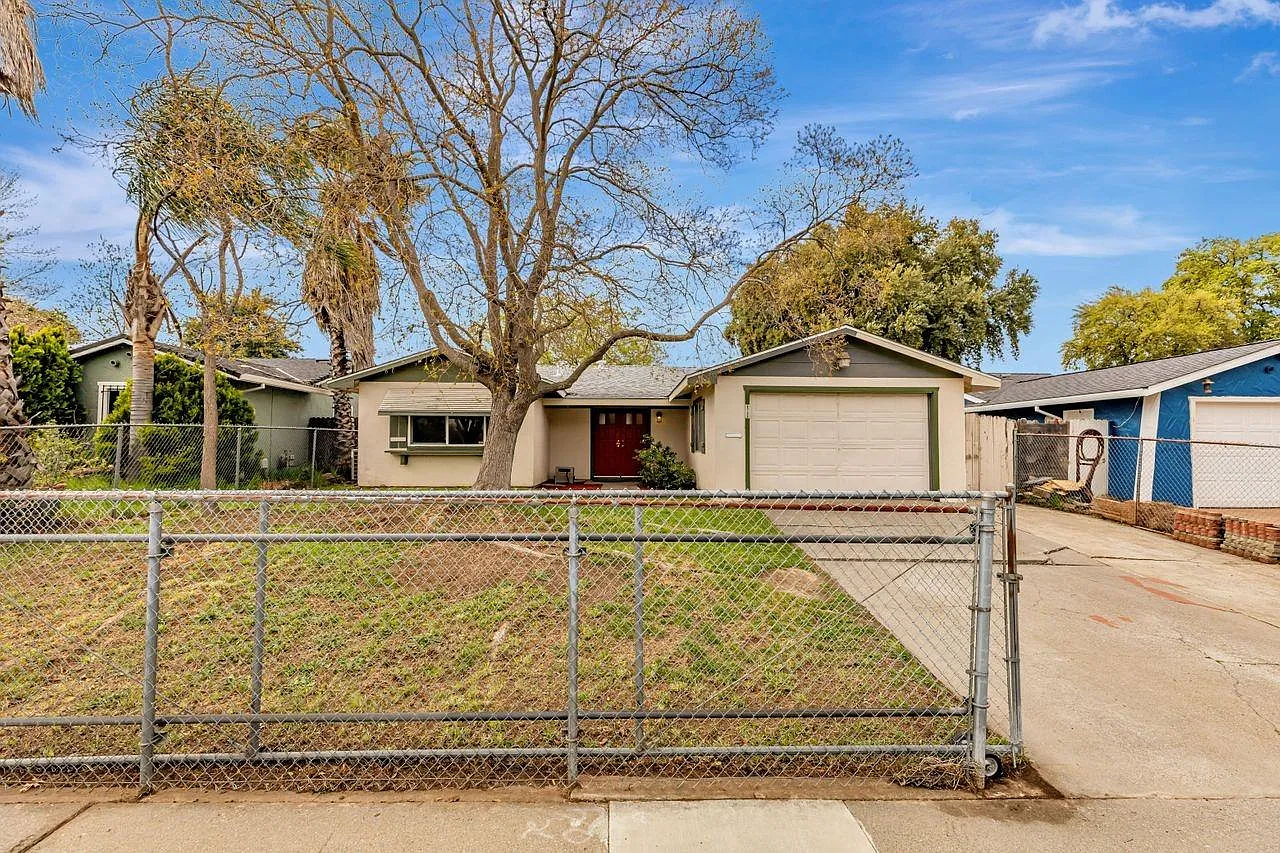 4753 Oakhollow Dr photo 1