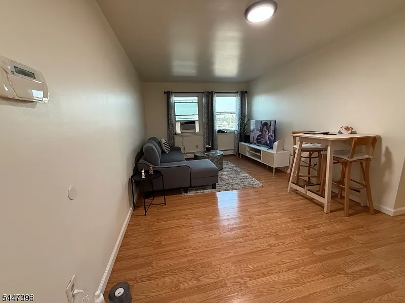2 bed, 1100 sqft, $2,100 — Photo 2