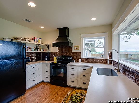 3rd image of 621 W Wright Blvd