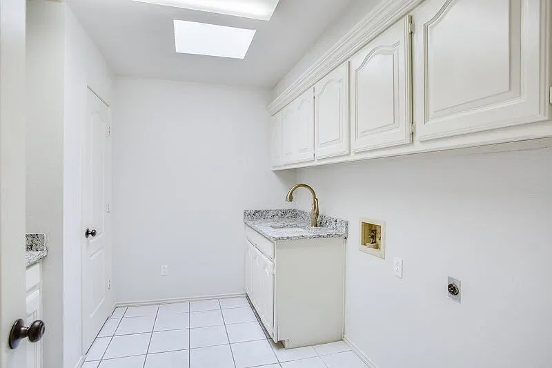 2 bed, 2.0 bath, 1950 sqft, $1,900 — Photo 2