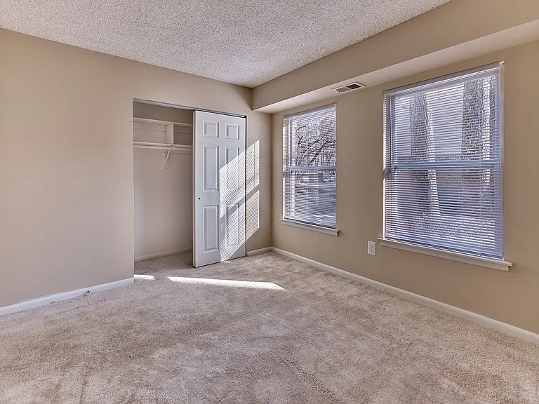 Bright Bedroom - 2 Bed 2 Bath