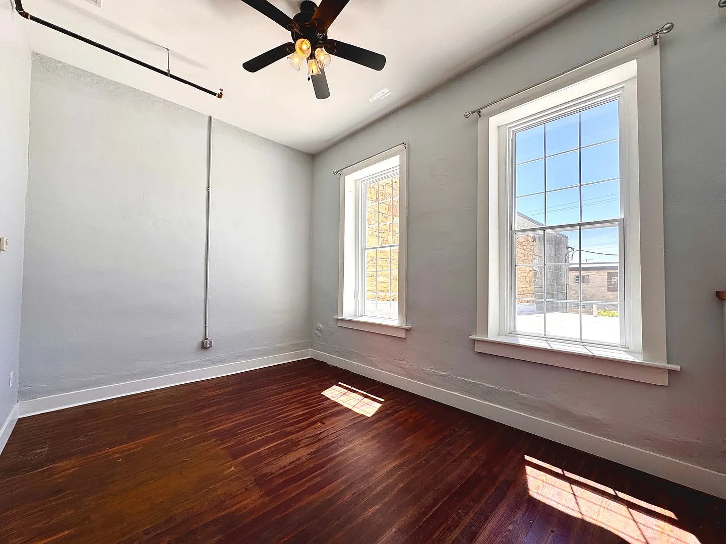Upstairs Loft on Main Street in Batesville 2 Bed/ 1 Bath — Photo 2